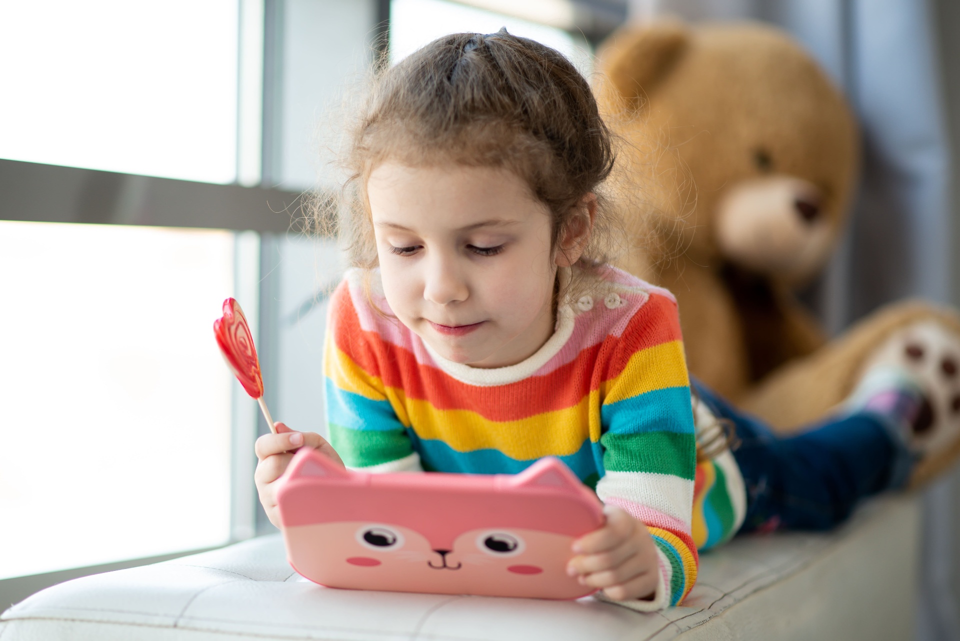 Criança usando tablet
